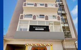 Oyo Townhouse Hyderabad Gate Iit Bhu Formerly Rk Heights